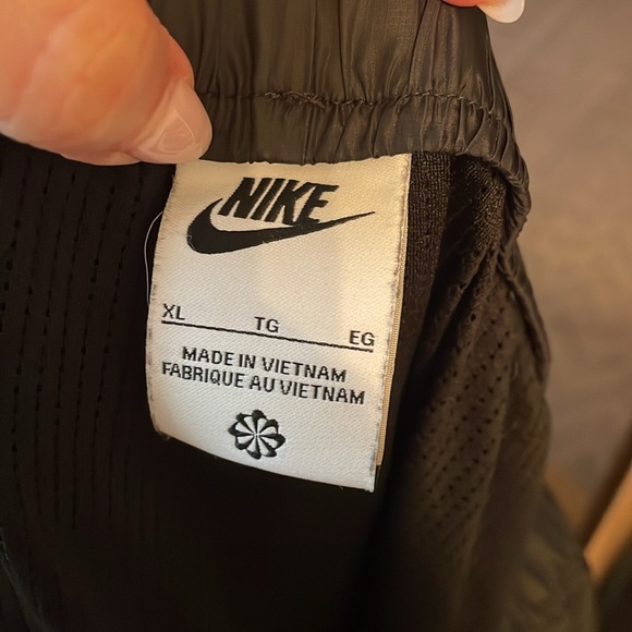 Nike Women’s XL Black Cargo Swoosh Pants 5 Pockets - Picture 10 of 12